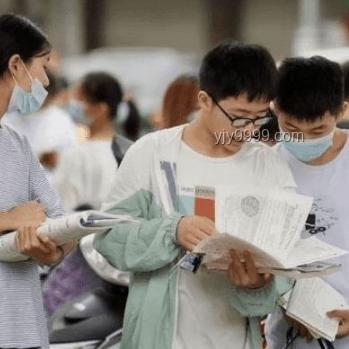 高考场上看见别人作弊，应否分出精力举报？