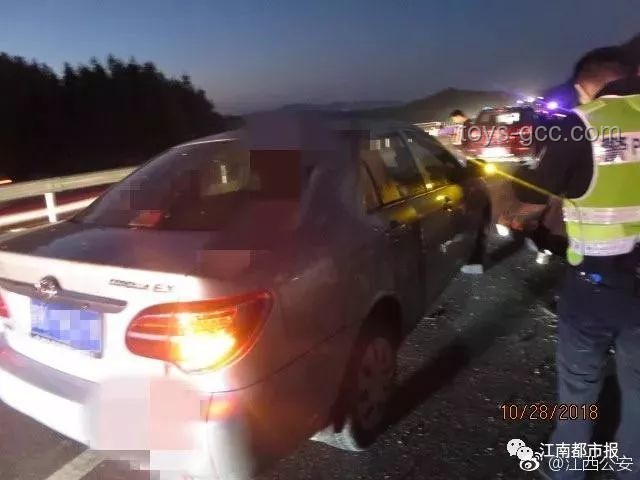 年轻生命的消逝：与汽车相撞，19岁摩托车手坠海身亡的警示